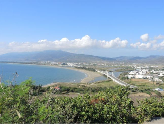 <p>龜山頂端項北眺望，可見保力溪口，西瀕臺灣海峽。（拍攝：曾馨儀）</p>