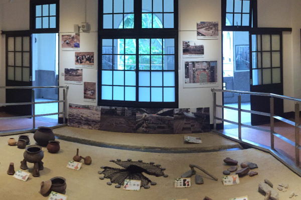 <p>這一間展示遺址樣貌。這是270度的全景圖，動動手向左右拉拉看。</p>