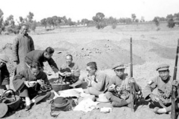 <p>軍人與工作人員共進午餐&nbsp;</p>