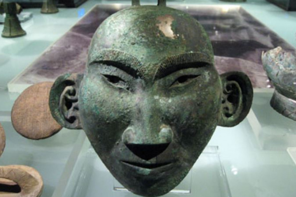 <p>西北岡商王大墓出土青銅人面（中研院歷史文物陳列館藏、蘭文里攝影）</p>